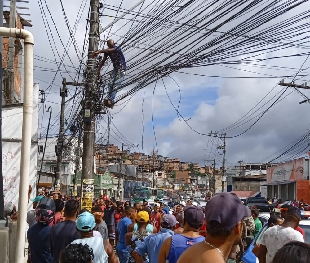 Homem fica preso em fiação de poste ao fugir de linchamento na Bahia