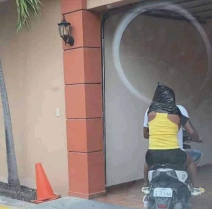 Mulher usa saco de lixo na cabeça para entrar em motel com amante