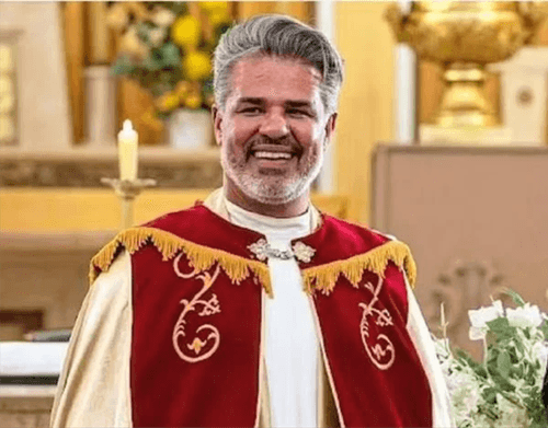 Padre é afastado após vazamento de fotos íntimas com outros homens