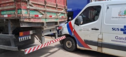 Caminhão engata a ré e colide em ambulância de Gandu