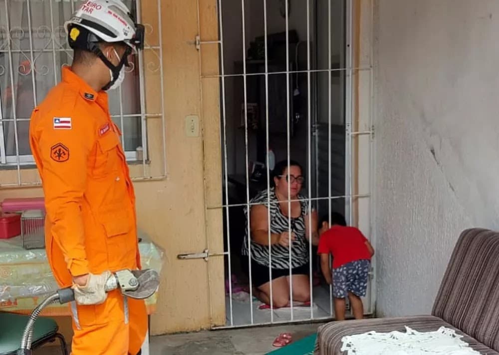 Criança de três anos fica com a cabeça presa em grade e é socorrida por bombeiros
