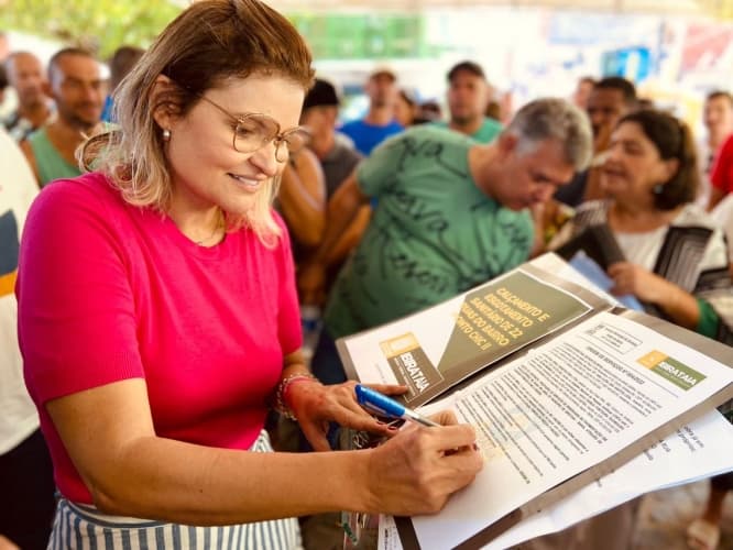 Prefeita faz entrega de nova frota de veículos e assina ordens de serviço