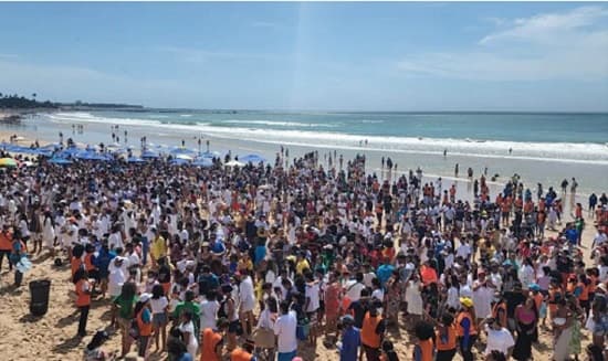 Igreja evangélica promove batismo coletivo em praia de Salvador