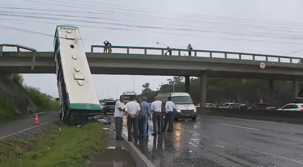 Ônibus despenca de viaduto na BR-324, em Salvador