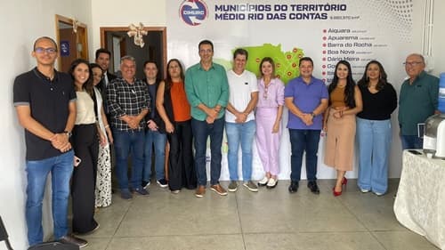 Prefeita de Ibirataia, Ana Cléia e o Secretário de Governo Valdo Silva participaram da Assembleia no CIMURC, reforçando cooperação regional