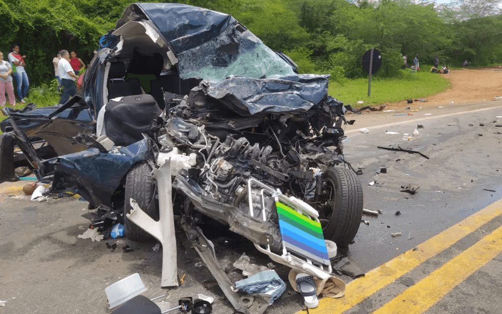 Acidente entre carro e ônibus deixa dois mortos e um ferido na Bahia