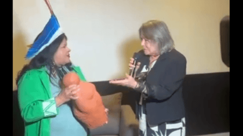 Ibirataia: Artista Selma Calheira entrega escultura "Homens de Barro" à Ministra Sônia Guajajara no Sustenta Bahia