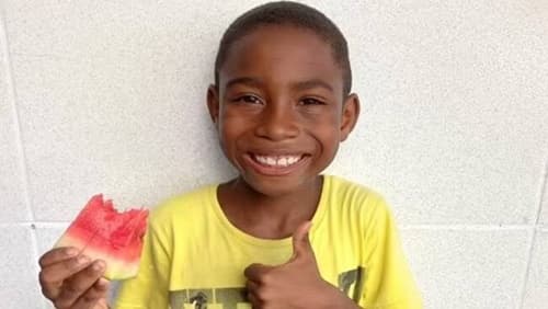 Menino de 7 anos esfaqueado por padrasto enquanto tentava salvar a mãe
