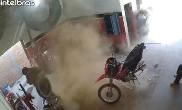 Pneu explode enquanto é calibrado e deixa borracheiro ferido