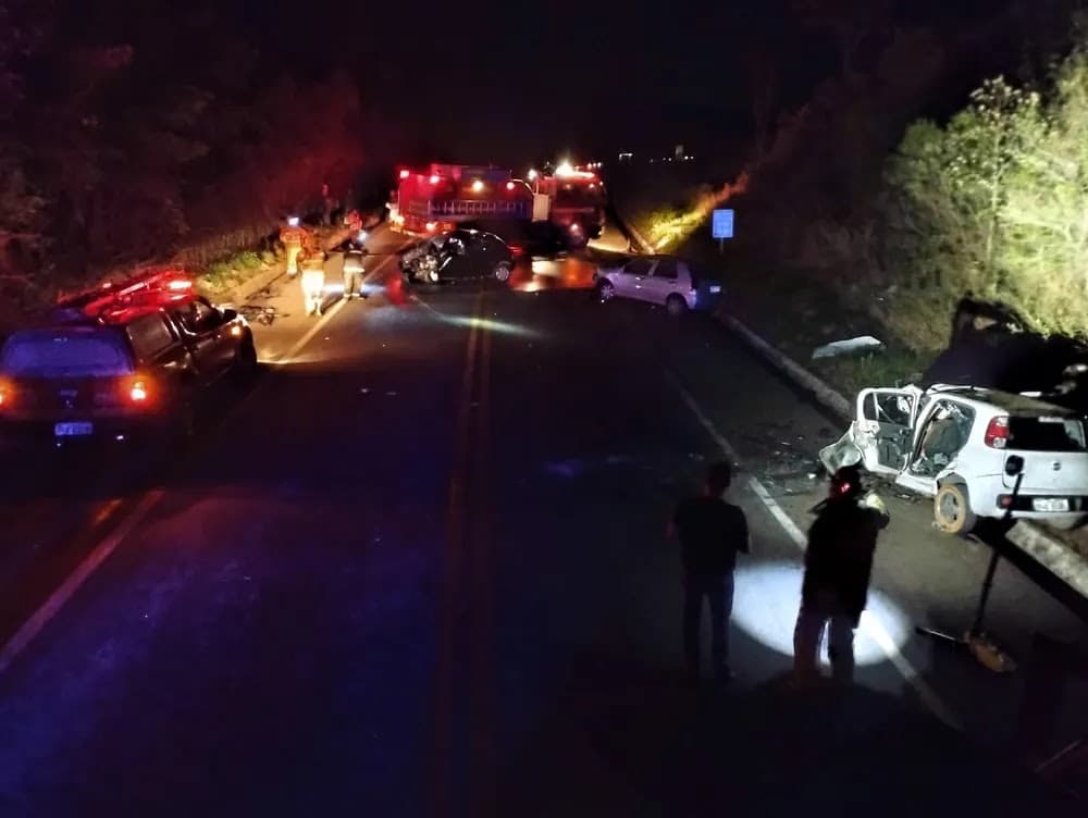 7 pessoas morrem em acidente com 4 carros em Minas Gerais
