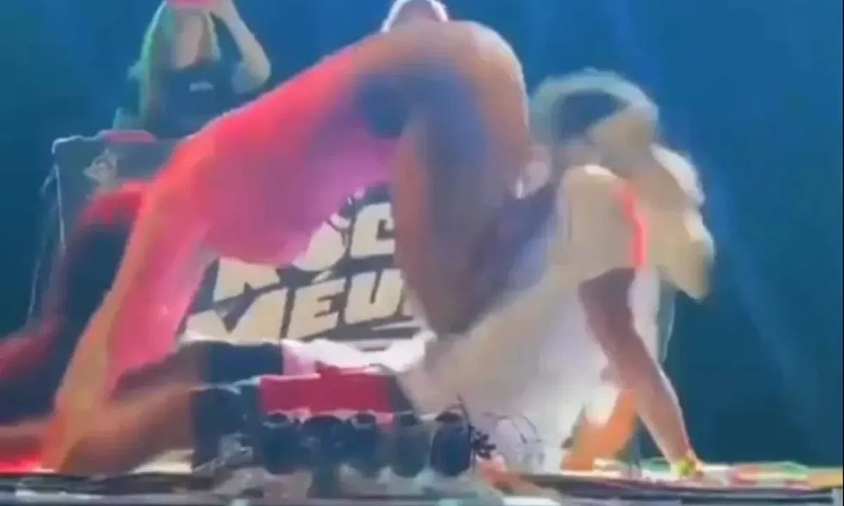Homem desloca braço ao receber 'surra de bunda' durante show