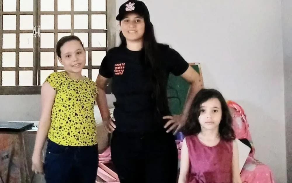 Mãe é suspeita de matar filhas de 6 e 10 anos a facadas