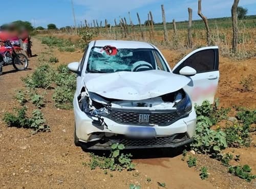Pai e filha sofrem ferimentos após colisão entre moto e carro