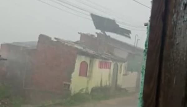 Ipiaú: Vídeo mostra momento de ventania arrancando telhado de casa; assista