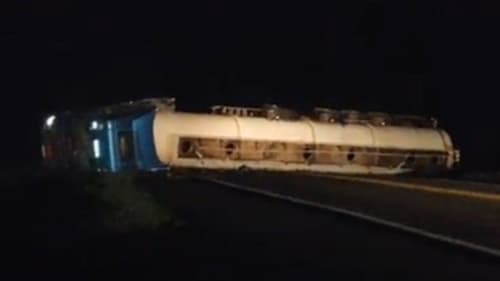 Caminhão-tanque tomba entre BR-101 e BR-330 e interdita via por risco de explosão