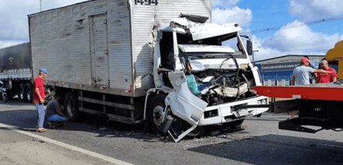 Acidente entre caminhão e carreta deixa dois feridos na BR-324