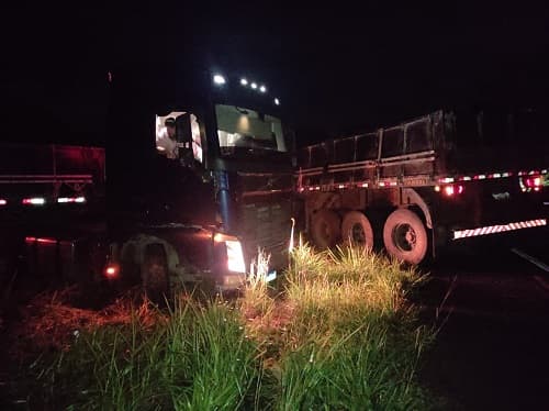 Ipiaú: Carreta fica em formato de “L” após acidente em curva na BR-330