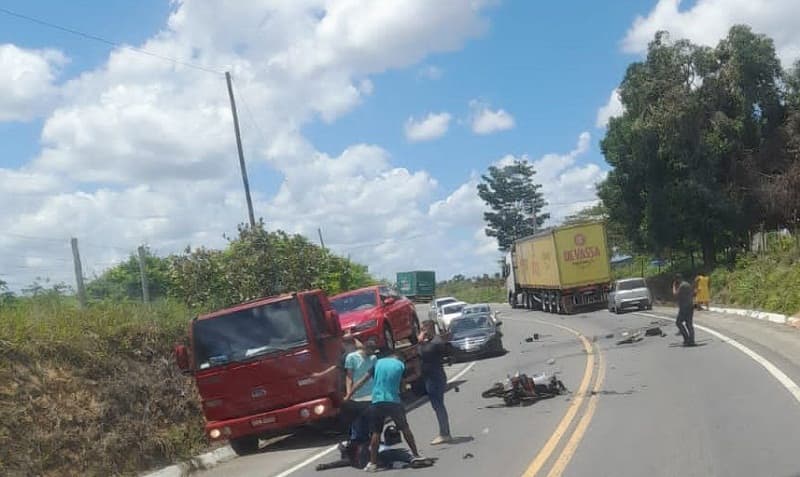 Mototaxista morre após colisão com carreta na Bahia