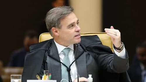 Mendonça apresenta notas fiscais de R$ 26,4 mil para rebater suspeitas sobre ternos