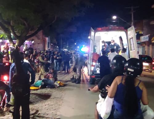 Duas pessoas ficam feridas após colisão entre moto e carro na Praça do Cinquentenário em Ipiaú
