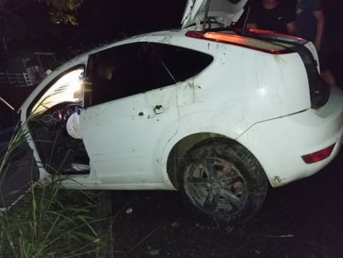 Carro colide em árvore às margens da BA-650, entre Ibirataia e Ipiaú