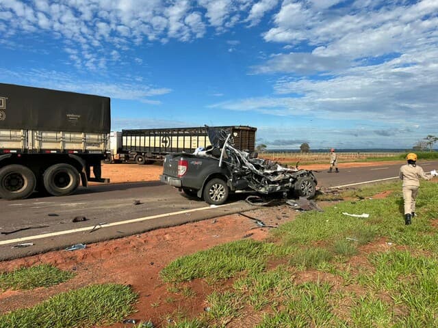 Caminhonete Ford Ranger atinge caminhão boiadeiro e mata 5 pessoas