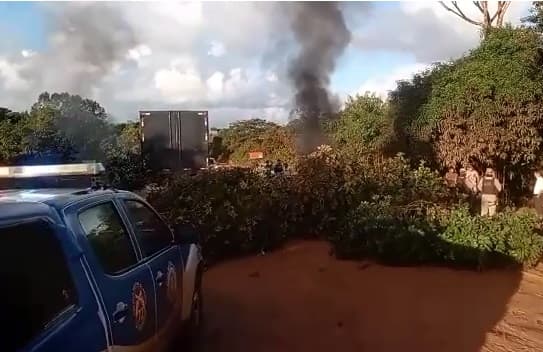 Moradores da Península de Maraú interditam BR-030 pedindo pavimentação asfáltica