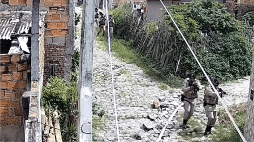 Policiais caçam suspeitos em Feira de Santana após morte de PM