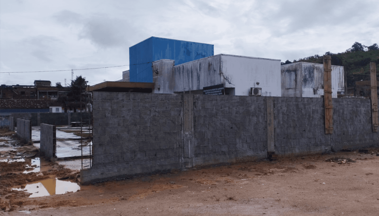 Ibirataia: Construção do muro da USF Celso Miranda avança