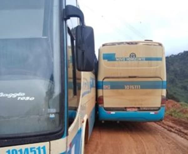 Dois ônibus da Novo Horizonte se chocaram lateralmente na Bahia