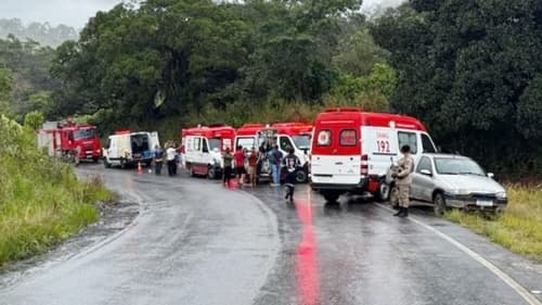 Ônibus tomba na BA-120 entre Ibirataia e Algodão e deixa mortos e feridos