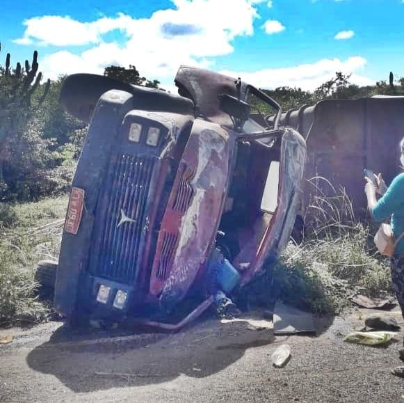 Um morto e três feridos, vítimas de acidente com caçamba em Taquarendi na Bahia