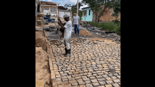 Ibirataia: Vice-prefeito Juca Muniz visita obras de pavimentação do Bairro AABB