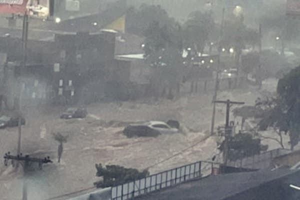 Tempestade em Minas Gerais deixa vias alagadas, arrastam veículos e inunda hospital