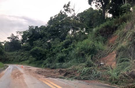 Chuva provoca deslizamento de terra na BR 330, entre Ipiaú e Jitaúna