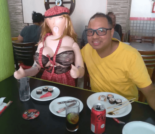 Cantor viraliza na BAHIA após levar boneca inflável para almoço de Dia dos Namorados