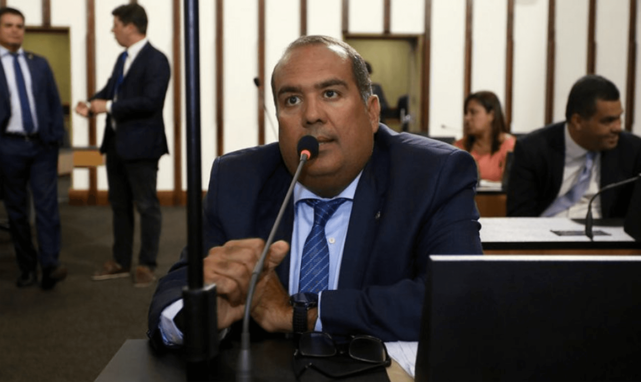 Sandro Régis critica violência na Bahia e sugere ‘troféu óleo de peroba’ para Rui Costa