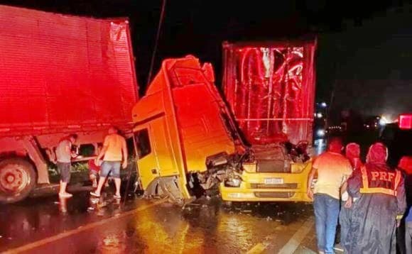 Cabine de carreta se solta após batida na BR-116 em Vitória da Conquista