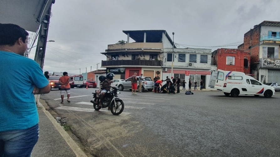 Treinamento de bombeiros chama atenção no centro de Ibirataia