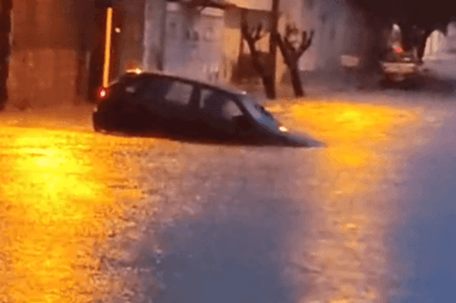 Em Guanambi Ruas se transformam em “rios” após temporal