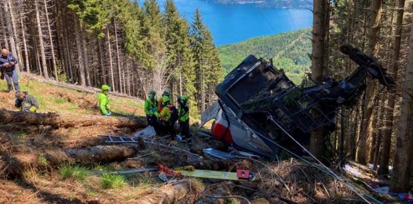 Teleférico cai na Itália e deixa ao menos 13 mortos