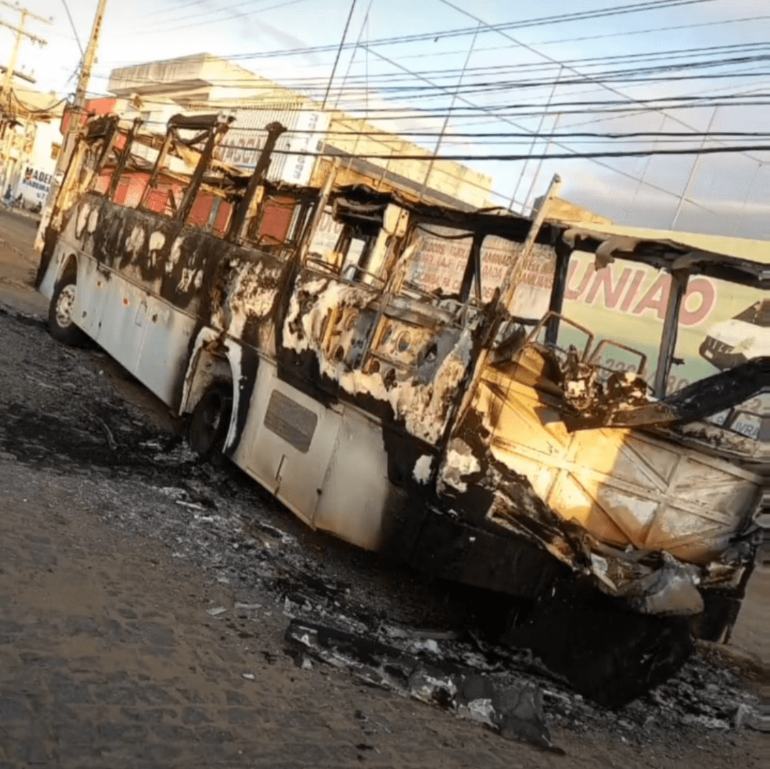 Ônibus da Igreja Templo dos Milagres é incendiado durante a madrugada