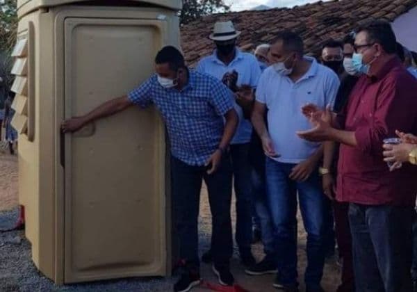 Prefeito de cidade no interior da Bahia faz ato com aglomeração para inaugurar ‘banheiro químico’