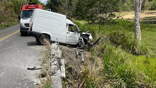 Ipiaú: Motorista perde controle da direção de veículo e sofre acidente na BA-650
