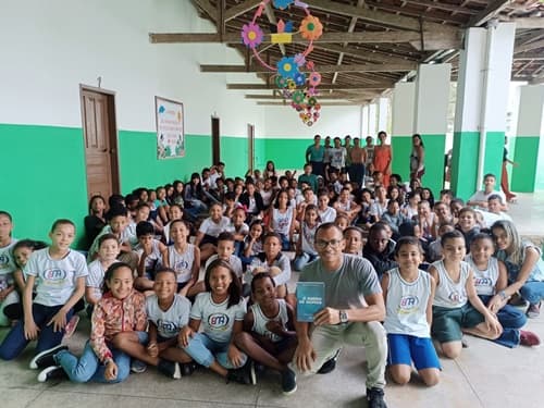 Reencontro Emocionante: Escritor e Ex-Aluno Rogildo de Oliveira inspira estudantes da Escola Municipal Mariana Andrade Meira