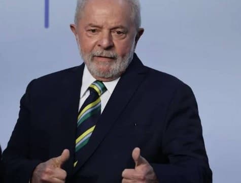 Lula retira lesão na laringe e deixa hospital