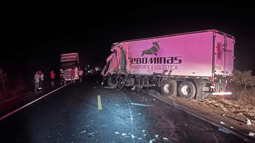 Colisão Entre Caminhões Deixa um Morto e Dois Feridos na BR-242, na Bahia