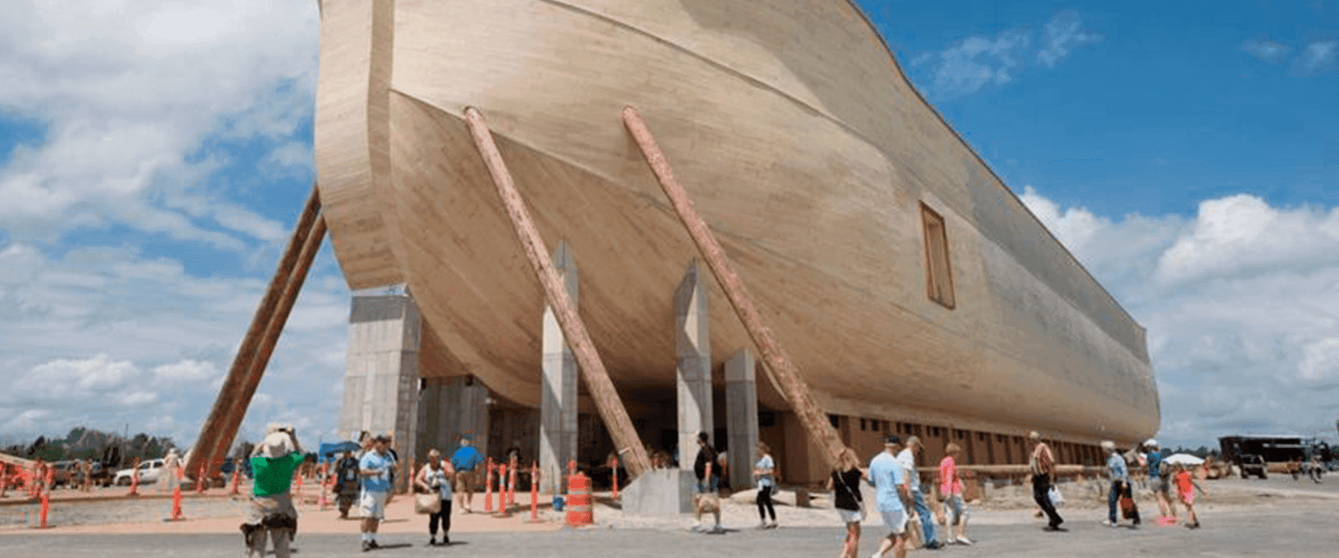 Réplica Da Arca De Noé Construída Seguindo As Medidas Descritas Na Bíblia