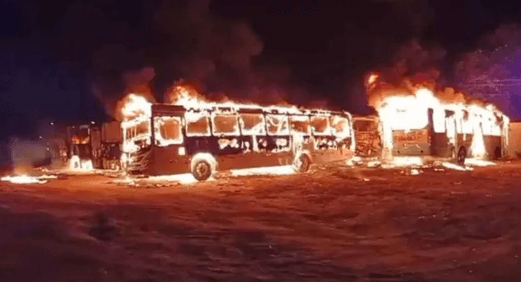 12 ônibus são destruídos em incêndio na cidade de Cruz no interior do Ceará.