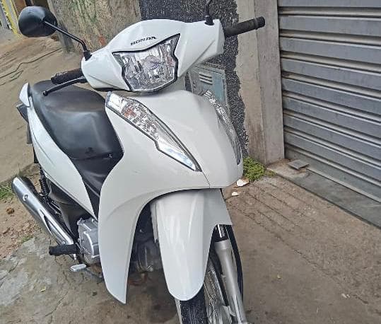 PM recupera moto furtada em Ipiaú e prende suspeito empurrando veículo na BR-330